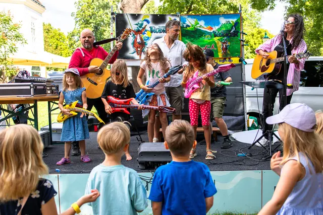 Kindermitmachkonzert von Bluatschink beim Stadtfest Bad Vöslau. | Foto: Rene Kussnow