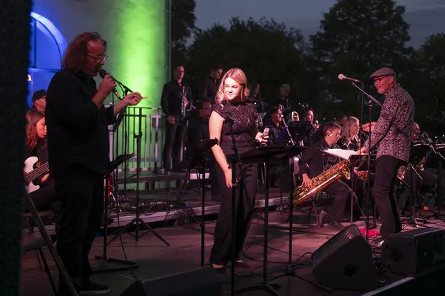 V. l.: Helmut Tomschitz, Antonia Wilfinger und Fritz Borecky beim Big Band Open Air im Schlosshof Hartberg. | Foto: Bernhard Bergmann