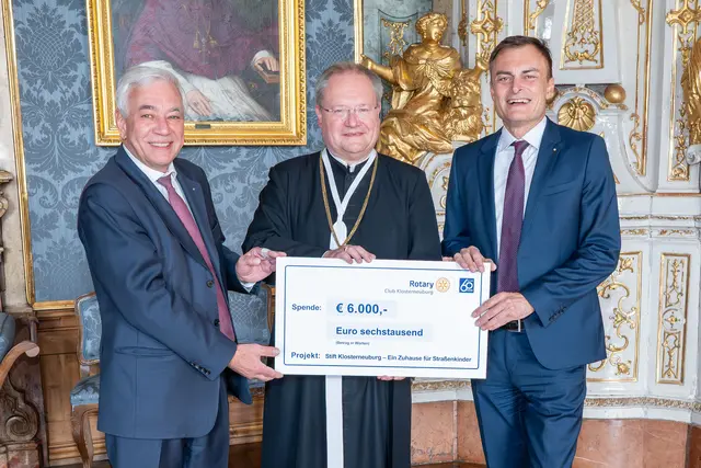 Richard Limbeck und Christian Hurek (re.) vom Rotary Club Klosterneuburg mit Propst Anton Höslinger.  | Foto: Walter