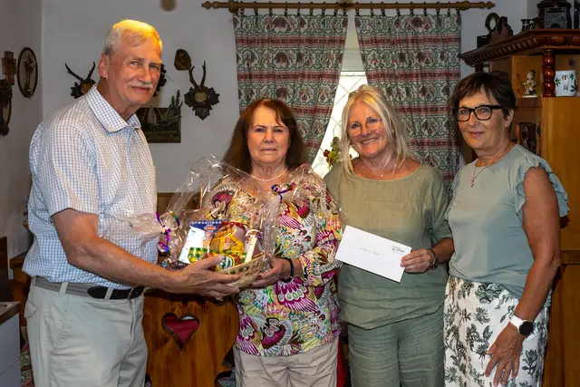 Jubilarin Hilda Kerschbaum im Kreise der Gratulanten | Foto: PV Groß Siegharts