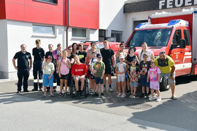 Kunden, Kinder und Begleitpersonen der Lebenshilfe Judenburg besuchten die Feuerwehr in Weißkirchen.