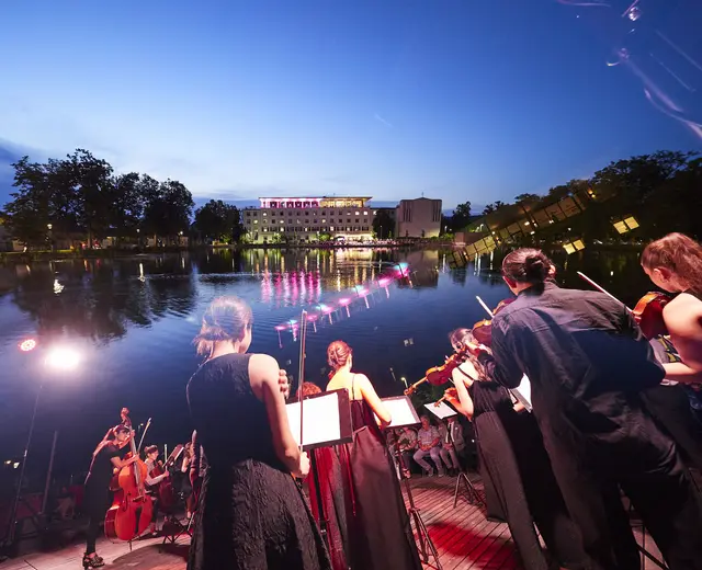 Am Dienstag, 25. August, steht um 21 Uhr die „Moonlight Serenade“ am Stadtsee Horn auf dem Programm. | Foto: Schewig