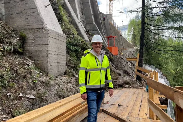 Markus Grimming, Projektleiter des Landes auf der Baustelle an der B99 in Tweng. (Tweng, 19.8.2026) | Foto: Land Salzburg/Martin Wautischer