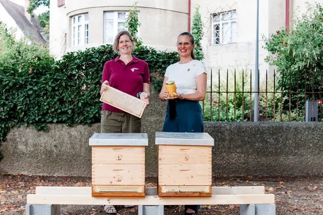 Julia Mainx und Landeshauptmann-Stellvertreterin Anja Haider-Wallner (v.l.) bei den Bienenstöcken im Landhaus-Garten. | Foto: Büro LH-Stv.in Haider-Wallner
