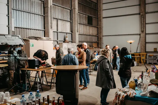 Beim Repair Café werden gebrauchte Gegenstände begutachtet und gemeinsam repariert.