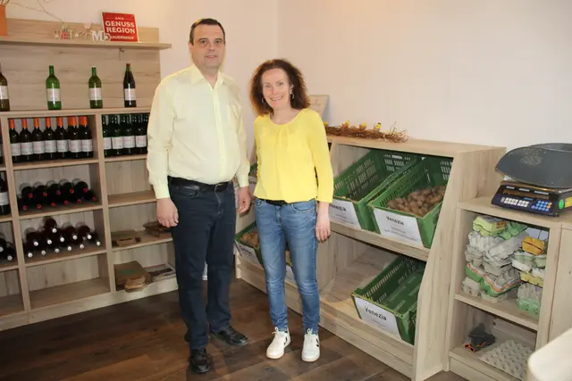 Hannes und Gattin Andrea Zehetner im AbHof-Laden in Stetten: Regionales Einkaufen sichert die Selbstversorgung im Bezirk.  | Foto: Zehetner