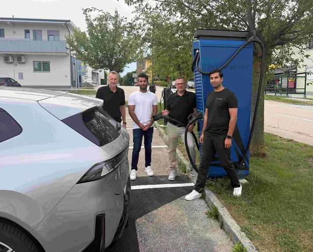 Von links: Amtsleiter in Dorf an der Pram Thomas Richter, Jakob Zadmard (Alveri), Bürgermeister Thomas Ahörndl und Ehsan Zadmard (Alveri) | Foto: Gemeinde Dorf an der Pram