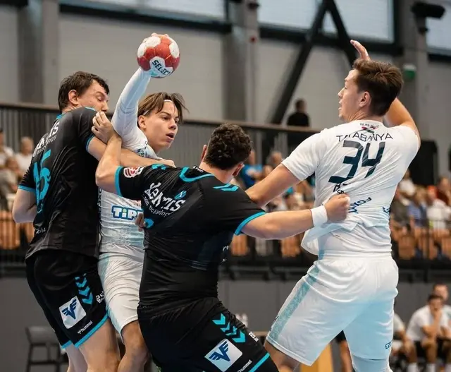 Philipp Wastl und Domen Knez beim Abwehrkampf gegen Tatabánya | Foto: HSG Xentis