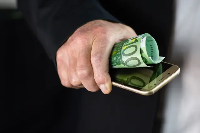Ein 84-Jähriger aus Innsbruck überwies nach einem Telefonat mit einem falschen Bankmitarbeiter einen sechsstelligen Betrag. (Symbolbild) | Foto: pixabay / fotoblend