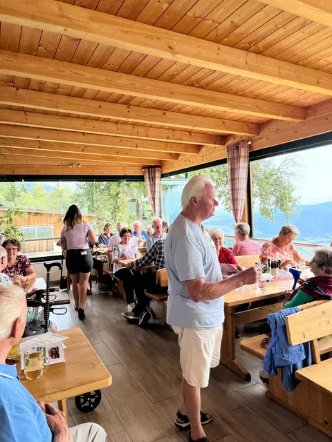 Jause mit Aussicht gab es für die Mitglieder des Seniorenbundes Steindorf am Ossiachberg. | Foto: Seniorenbund Steindorf