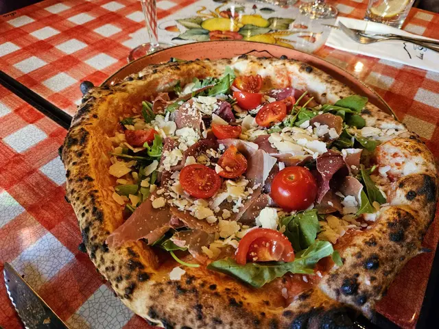 Die „Dolce Vita“ bringt San-Marzano-Tomaten, Mozzarella, Rucola und Parmaschinken auf den Teller. | Foto: Genuss Specht