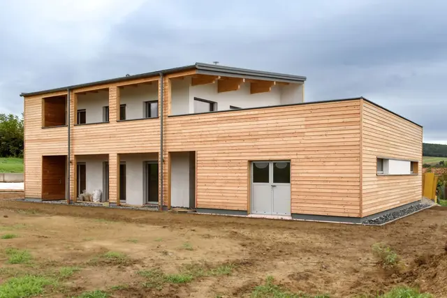 Vom Einfamilienhaus bis zur Industriehalle setzt Holzbau Fürst seit über 60 Jahren auf regionales Holz, präzise Planung und viel handwerkliche Erfahrung.