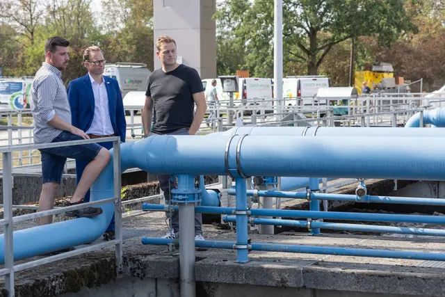 v.l.: Der stellvertretende Betriebsleiter Luka Kustura führte Abwasserverbandsobmann Obmann Wolfgang Nöstlinger und Landesrat Stefan Kaineder durch die zweitgrößte Kläranlage Oberösterreichs. | Foto: Land OÖ/Charlotte Guggenberger