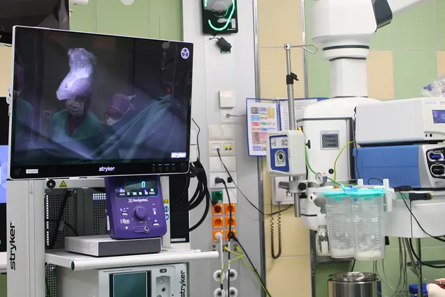 Der fluoreszierende Farbstoff wird während der OP injiziert und stellt nach nur 15 Minuten die relevanten Lymphknoten präzise dar.  | Foto: OÖG