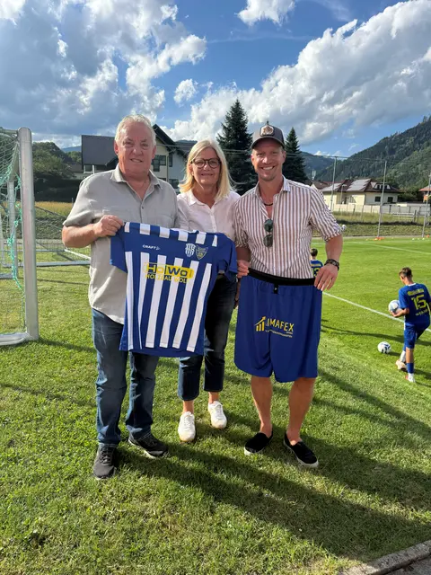Am Sportplatz in Oberaich erfolgte im Beisein von Bürgermeisterin Susanne Kaltenegger die Übergabe der neuen Dressen an die beiden Obmänner Hubert Matz und Markus Deutscher. | Foto: SC Bruck 1921