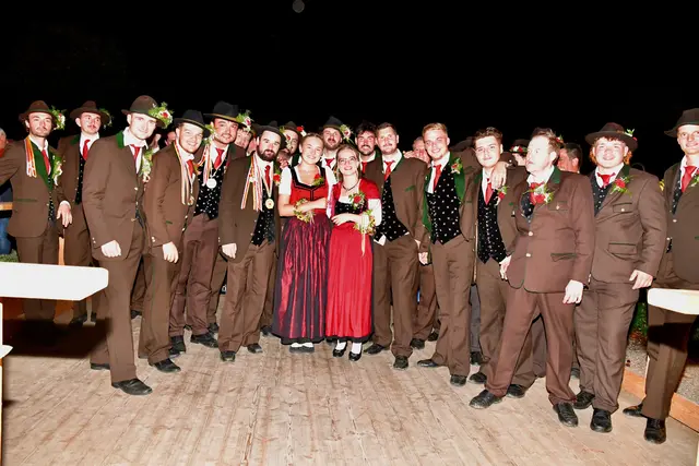 Die Tschöraner und Bodensdorfer Zechburschen mit ihren Zechkellnerinnen freuen sich bereits auf ihren gemeinsamen Traditionskirchtag.

 | Foto: TBZB