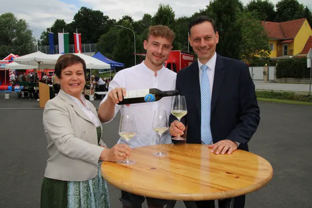 Zum Erfolg gratulierten dem Jungwinzer mit Dobler Wurzeln auch Dobl-Zwarings Bürgermeisterin Waltraud Walch und ÖVP-Klubobmann Ernst Gödl (r.). | Foto: HALB