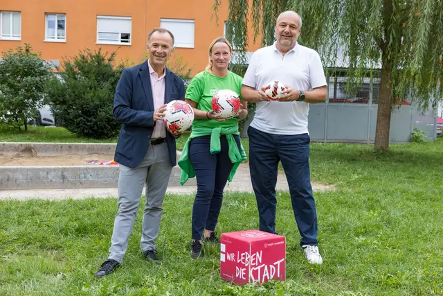 Freuen sich über erfolgreiches Projekt: v.li.: Bgm. Bernhard Auinger, Evelyn Wörndl (Projektleiterin Heimspiel), Wolfgang Arming (Standortleiter SOS Kinderdorf Salzburg) | Foto: Stadt Salzburg / wildbild