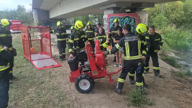 Praktische Übung mit der Pumpe | Foto: FF Waidhofen/Thaya
