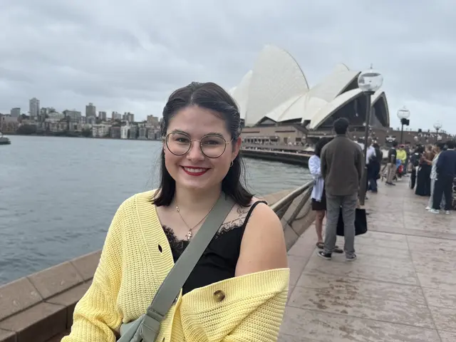 Saskia Palla bei einem ihrer Besuche in Australien. Im Hintergrund das weltberühmte Sydney Opera House. | Foto: Palla