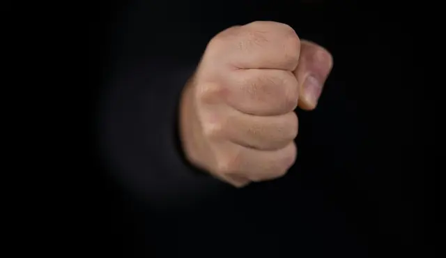 In Lienz wurde ein 29-jähriger Mann in der Nacht auf Mittwoch vor seiner Wohnung von bislang unbekannten Tätern attackiert. Die Polizei fahndet nach den Angreifern. | Foto: unsplash / engin akyurt
