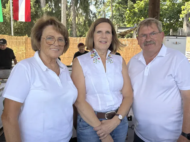 Monika Karbasch mit Chefin Berta Krainer und ihrem Ehemann Werner | Foto: MeinBezirk/W. Fischer