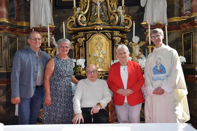 Die Vertreter der Pfarre Schweiggers gratulieren herzlich: Erich Koppensteiner (Pfarrkirchenrat), Maria Hödl (Pfarrgemeinderat), Pater Albert Filzwieser, Margret Weber (Arbeitskreis der Frauen), Pfarrer P. Bernhard Prem. | Foto: Marktgemeinde Schweiggers