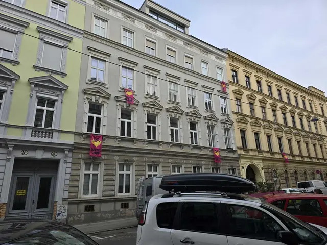 In der Kutschkergasse hängen Banner aus dem Fenster.  | Foto: Laura Rieger/MeinBezirk