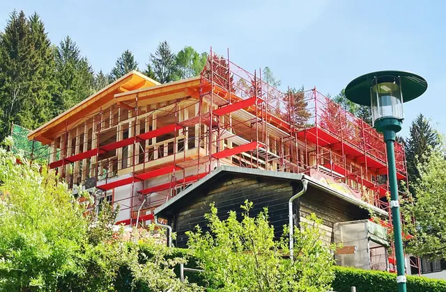 Wer bestehenden Wohnraum erweitern möchte, muss nicht immer neu bauen. Holzbau Fürst zeigt, wie sich Aufstockungen präzise und effizient umsetzen lassen.