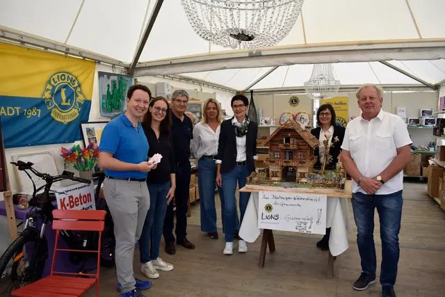 Der Lions Club Bleiburg Kulturstadt (hier ein Team beim Wiesenmarkt-Stand 2025) ist mit seinem karitativen Losverkauf ein fester Bestandteil des Wiesenmarktes. | Foto: MeinBezirk.at/Petra Lammer