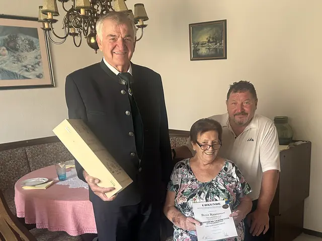  Die Jubilarin Rosa Krammer mit ÖKB-Kassier Erich Wallisch und ÖKB-Obmann Josef Kohzina. | Foto: ÖKB