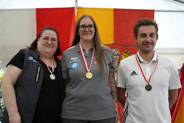 Gold für Pamela Aschbacher (Bildmitte-Sölden) sowie Silber für Julia Seelos (Links-Imst) im Bewerb Allgemeine Klasse Sitzend frei | Foto: Christian Kramer