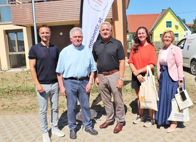 Mario Kleissner, Hans Hofer, Manfred Komericky und Sabine Jakubzig (re) wünschten Alina Damjan in ihrem neuen Zuhause alles Gute.  | Foto: Edith Ertl