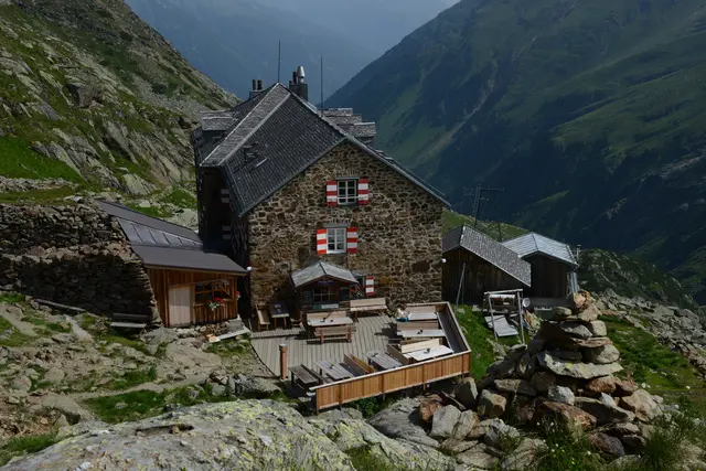 Auf rund 3200 Metern (im Bild ist der Ausgangspunkt, die Nürnberger Hütte, zu sehen) geriet ein deutsches Ehepaar bei einer Hochtour in den Stubaier Alpen in eine alpine Notlage. | Foto: TVB Stubai