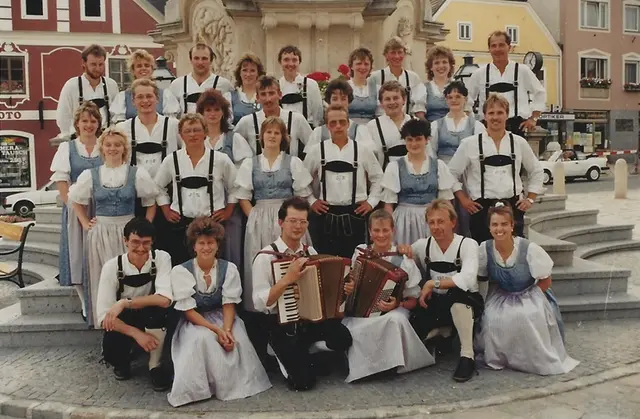 Die Landjugend Jahrings im Juli 1989 anlässlich des Waldviertler Volkstanzfestes in Zwettl. Links vorne kniend Manfred Müllner. | Foto: Landjugend Jahrings