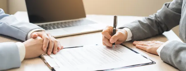 Mündliche Versicherungszusagen können teuer werden (Symbolfoto) | Foto: stock.adobe.com/at/KMPZZZ