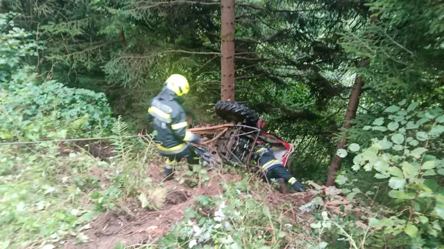 Der Traktor konnte mittels Seilwinde geborgen. | Foto: FF Stanz