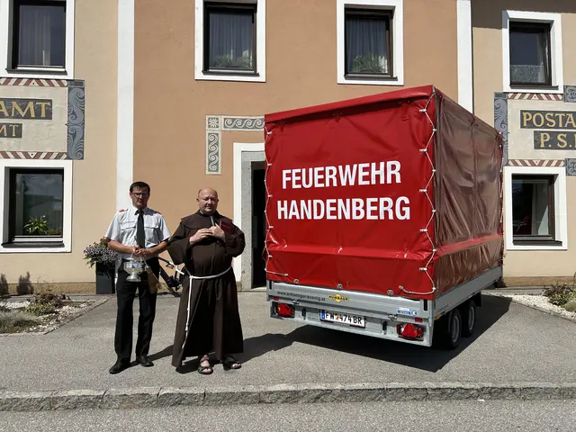 Feuerwehrkommandant Manfred Sägmüller mit Pater Silvius und dem neuen Anhänger. | Foto: FF Handenberg