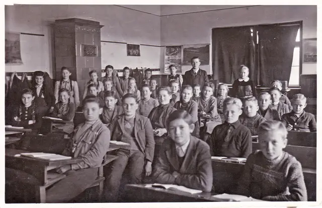 Dieses Klassenfoto aus Ried im Traunkreis entstand wahrscheinlich 1947. Zu sehen sind Kinder der Geburtsjahrgänge 1934, 1935 und 1936 mit ihrem Lehrer Oberschulrat Walter Merzeder. | Foto: Topothek Ried im Traunkreis