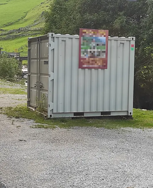 Werbung einer Alm im Stubaital am Straßenrand | Foto: TBW Est. Stubai