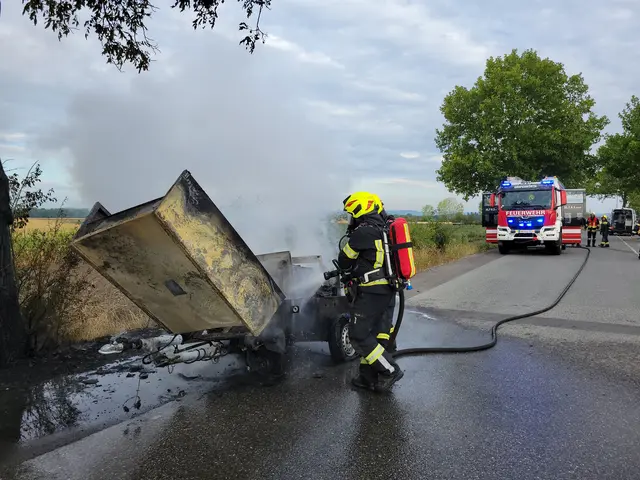 Ein brennender Kompressoranhänger sorgte für einen Feuerwehreinsatz im Gewerbepark Grafenwörth. Durch das beherzte Eingreifen von Bauarbeitern konnte ein größerer Flurbrand verhindert werden. | Foto: Bezirksfeuerwehrkommando Tulln