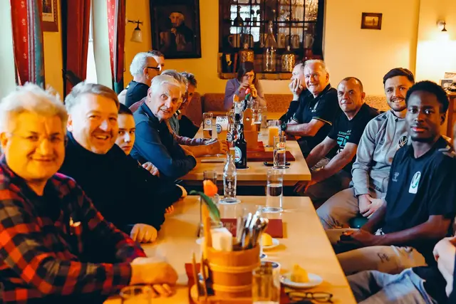 Der Fanstammtisch bringt langjährige und junge Fans mit den Profis zusammen. | Foto: SVR/Schröckelsberger