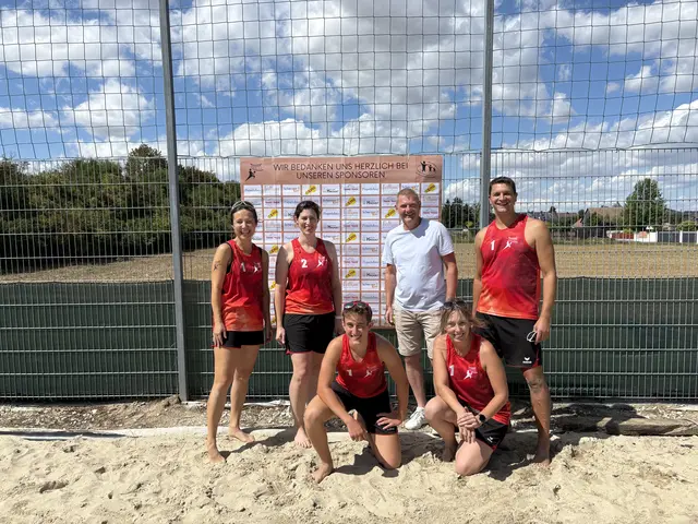 Auch Bürgermeister Ernst Kreuzinger schaute beim Beachvolleyball-Turnier vorbei.  | Foto: DEV Obermallebarn