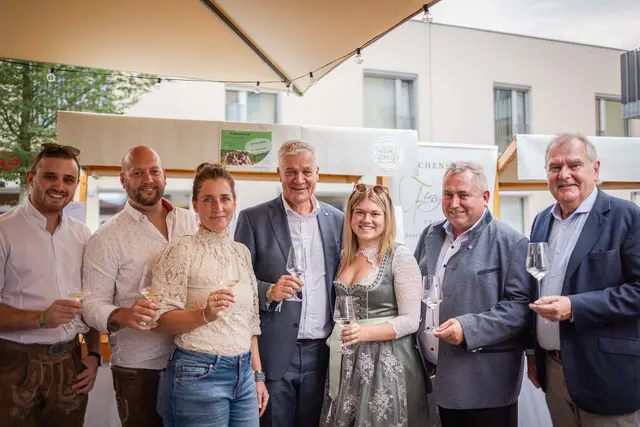 Andreas Fingerlos, GGR David Diabl, GR Maria Kornhofer, Landesrat Toni Kasser (alle drei ÖVP), Jenny Breitsching, Bürgermeister Bernhard Karnthaler und Landtagsabgeordneter Franz Dinhobl (beide ÖVP). | Foto: Gemeinde / Hübl