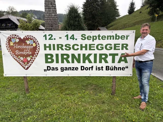 Bürgermeister Markus Prettenthaler macht schon fleißig Werbung für den Birnkirta, den es seit 185 Jahren gibt. | Foto: MeinBezirk/Harald Almer