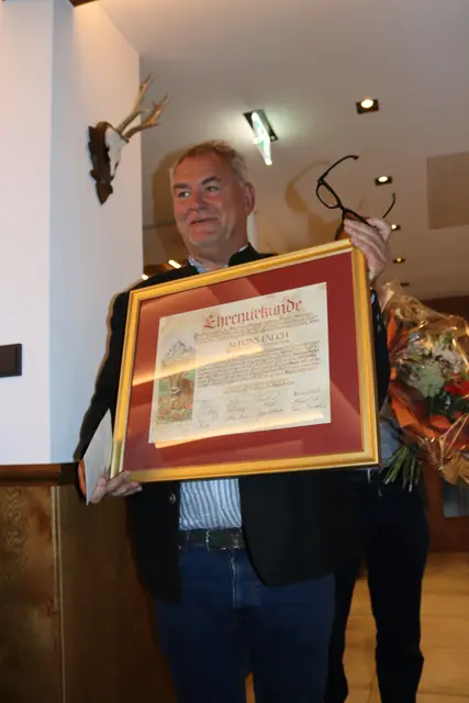 Diese Urkunde wurde an Alfons Falch überreicht.  | Foto: Elisabeth Zangerl
