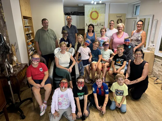 Eine tolle Zeit verbrachten die Kinder bei der Ferienaktion der Marktgemeinde Pyhra, hier im Friseursalon Aphrodita. BGM Monika Fischer, VizeBGM Erika Zeh sowie die Mitglieder des Familienausschusses Hannes Büchinger, Michaela Waxenegger und Alexander Zeh konnten sich von der Begeisterung der Kinder überzeugen, die an diesem Tag von Friseurin Anita Vihan und den Betreuerinnen Manuela Grubmann und Melina Goiser bestens betreut wurden. | Foto: Gde. Pyhra