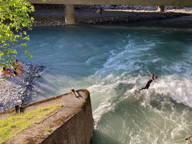 All die Mühe lohnt sich, wenn man auf einer nahezu perfekten Welle im Sonnenlicht in Innsbruck surfen kann.  | Foto: Surf'Inn