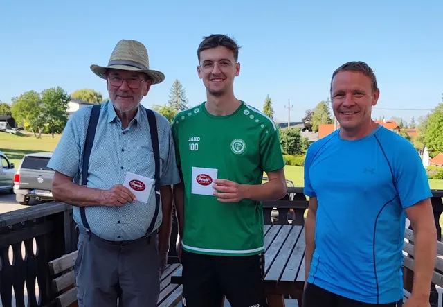Josef Steiner (links) und Tobias Lanz (mitte) holten sich gemeinsam den Sieg.  | Foto: UTC Geboltskirchen
