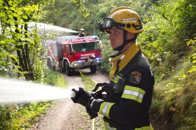 Drei Kameraden der Freiwilligen Feuerwehr Krieglach nahmen an einer vom österreichischen Bundesfeuerwehrverband durchgeführten Waldbrandübung teil. | Foto: FF Krieglach